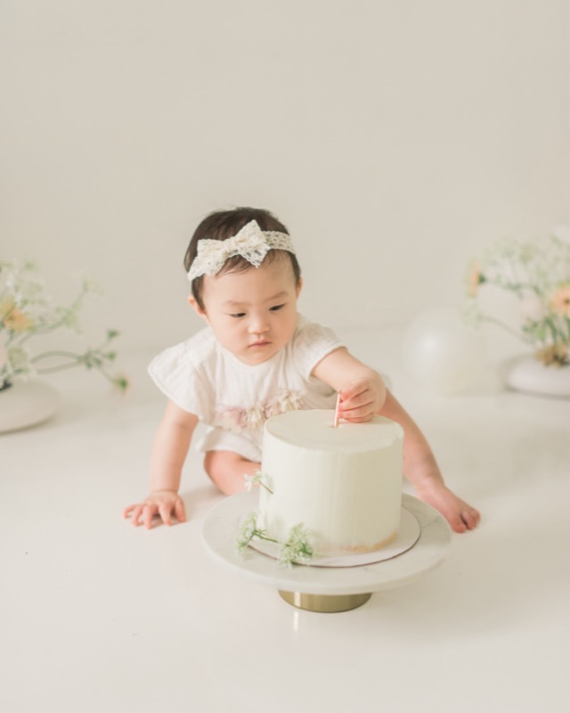 Baby Yoga's 1 year old cake smash photography